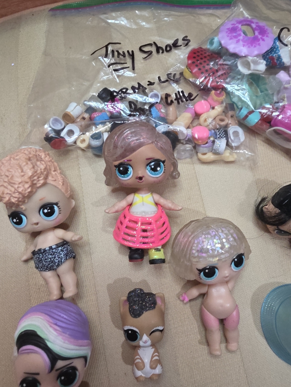 L.O.L SURPRISE DOLLS AND ACCESSORIES - Picture 5 of 6